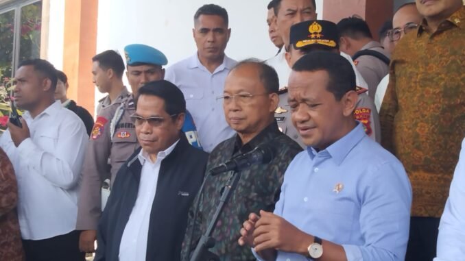 Menteri Koordinator Bidang Hilirisasi dan Transisi Energi merangkap Menteri Energi dan Sumber Daya Mineral (ESDM) Bahlil Lahadalia di jajaran terkait di depo atau Terminal BBM Pesanggaran Pertamina, di Kota Denpasar, Bali, Senin (19/10)- ISt