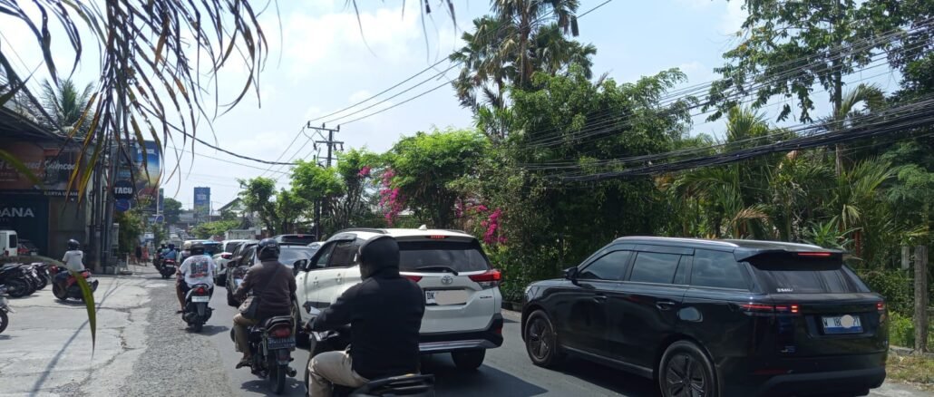 Suasana jalanan di Tibubeneng, Badung - foto: Angga Wijaya