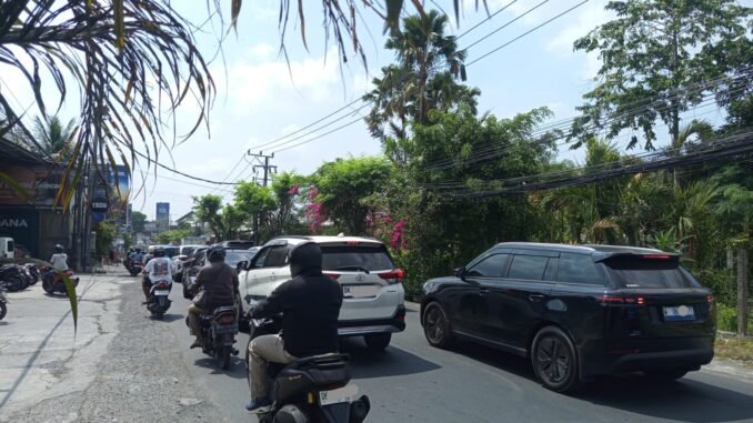 Suasana jalanan di Tibubeneng, Badung - foto: Angga Wijaya