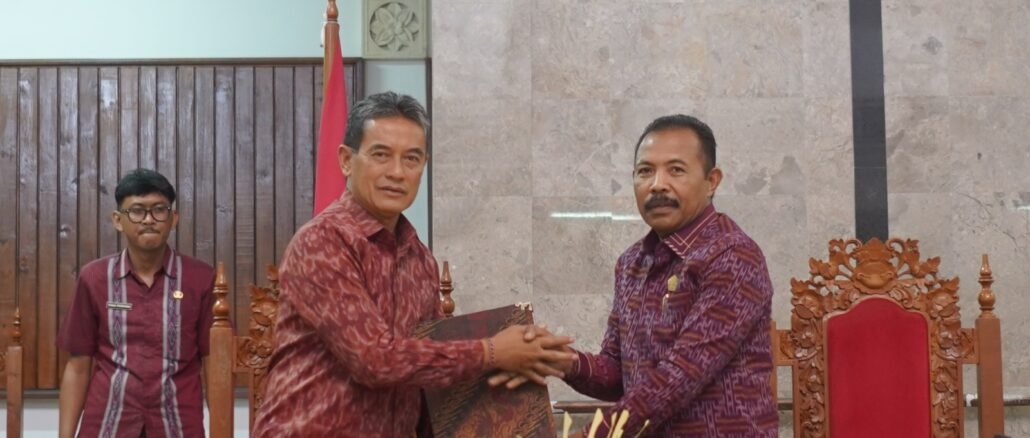Wakil Bupati Buleleng Supriatna menerima Pandangan Umum Fraksi-fraksi DPRD Buleleng dari Ketua DPRD Ketua DPRD Kabupaten Buleleng, Ketut Ngurah Arya,SM - IST