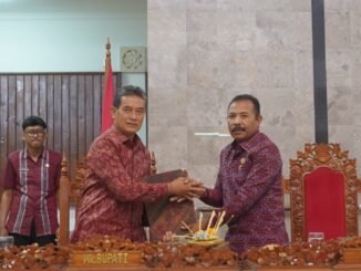 Wakil Bupati Buleleng Supriatna menerima Pandangan Umum Fraksi-fraksi DPRD Buleleng dari Ketua DPRD Ketua DPRD Kabupaten Buleleng, Ketut Ngurah Arya,SM - IST