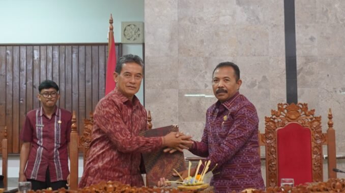 Wakil Bupati Buleleng Supriatna menerima Pandangan Umum Fraksi-fraksi DPRD Buleleng dari Ketua DPRD Ketua DPRD Kabupaten Buleleng, Ketut Ngurah Arya,SM - IST