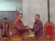 Wakil Bupati Buleleng Supriatna menerima Pandangan Umum Fraksi-fraksi DPRD Buleleng dari Ketua DPRD Ketua DPRD Kabupaten Buleleng, Ketut Ngurah Arya,SM - IST