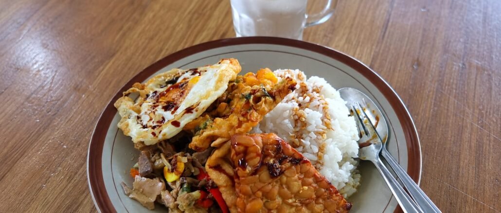 Menu nasi campur di warung Kubu Kopi, Denpasar-Bali. (Foto: Angga Wijaya)