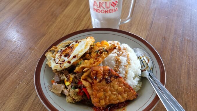 Menu nasi campur di warung Kubu Kopi, Denpasar-Bali. (Foto: Angga Wijaya)