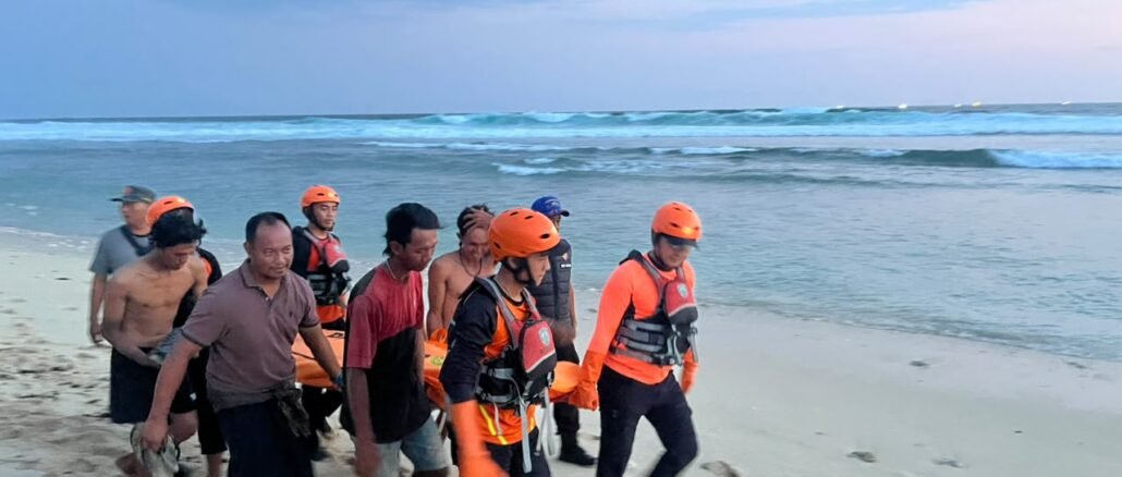 Evakuasi jenazah di pantai Nyang Nyang, Bali - IST