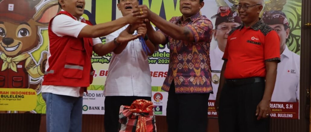 Wakil Bupati Buleleng Gede Supriatna (2 dari kiri) selaku Ketua Palang Merah Indonesia (PMI) Kabupaten Buleleng resmi menutup perhelatan Lomba Palang Merah Tingkat Wira X - IST