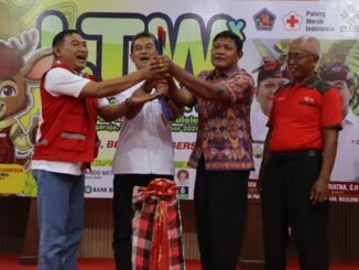 Wakil Bupati Buleleng Gede Supriatna (2 dari kiri) selaku Ketua Palang Merah Indonesia (PMI) Kabupaten Buleleng resmi menutup perhelatan Lomba Palang Merah Tingkat Wira X - IST