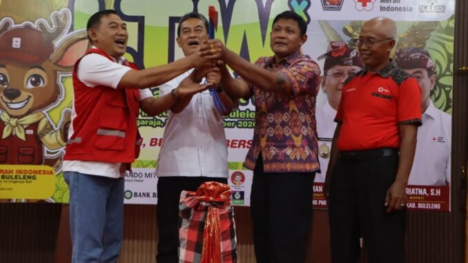 Wakil Bupati Buleleng Gede Supriatna (2 dari kiri) selaku Ketua Palang Merah Indonesia (PMI) Kabupaten Buleleng resmi menutup perhelatan Lomba Palang Merah Tingkat Wira X - IST