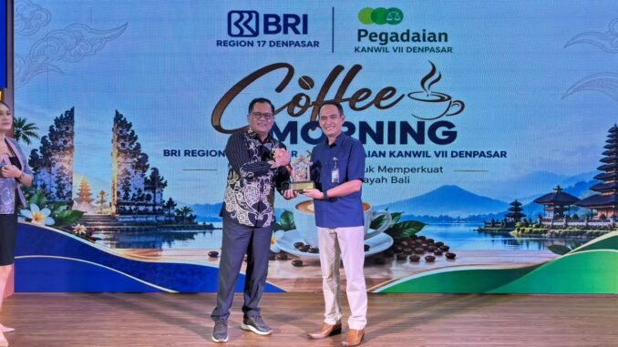 Regional CEO BRI Region 17 Denpasar, Hery Noercahya dan Pemimpin Wilayah PT Pegadaian (Persero) Kanwil VII Denpasar Edy Purwanto - IST