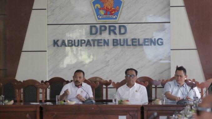 Rapat Pimpinan dan Anggota dengan agenda Penyampaian kajian Tim Ahli DPRD atas Ranperda APBD Tahun 2027di Ruang Gabungan Komisi Gedung Dewan Buleleng pada Rabu, (28/10/2026) - IST