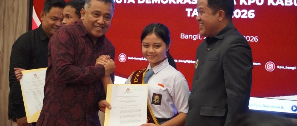 Ketua KPU Bali serahkan penghargaan untuk siswa SMA di Bangli - IST