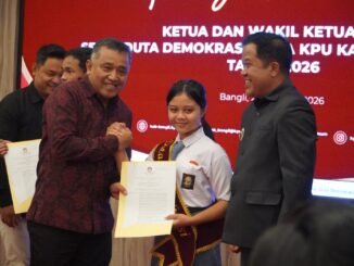 Ketua KPU Bali serahkan penghargaan untuk siswa SMA di Bangli - IST