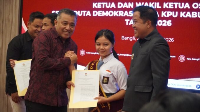 Ketua KPU Bali serahkan penghargaan untuk siswa SMA di Bangli - IST