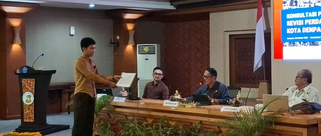 Penyerahan surat protes WALHI pada Konsultasi Publik Tahap II Revisi Perda Rencana Tata Ruang Wilayah (RTRW) Kota Denpasar yang diselenggarakan di Ruang Rapat Gedung Sewaka Mahotama Denpasar Utara, Jumat (30/10/20260) - IST