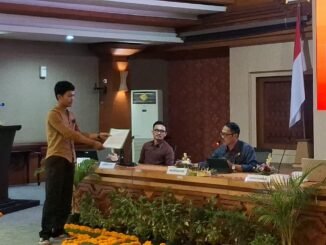 Penyerahan surat protes WALHI pada Konsultasi Publik Tahap II Revisi Perda Rencana Tata Ruang Wilayah (RTRW) Kota Denpasar yang diselenggarakan di Ruang Rapat Gedung Sewaka Mahotama Denpasar Utara, Jumat (30/10/20260) - IST