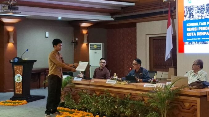Penyerahan surat protes WALHI pada Konsultasi Publik Tahap II Revisi Perda Rencana Tata Ruang Wilayah (RTRW) Kota Denpasar yang diselenggarakan di Ruang Rapat Gedung Sewaka Mahotama Denpasar Utara, Jumat (30/10/20260) - IST