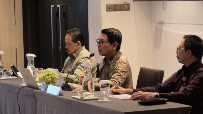 Bupati Wayan Adi Arnawa saat mengikuti Wawancara Nasional Jamsostek Award Tahun 2026 dan menerima piagam penghargaan oleh BPJS Ketenagakerjaan di Jakarta, Senin (12/10). --