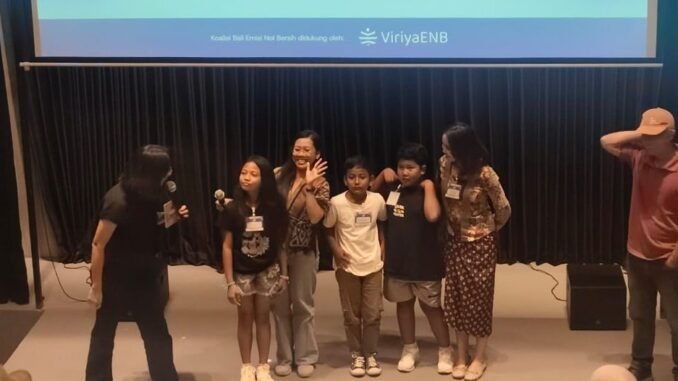 Produser Film Where The Sun is Harvested (Memanen Matahari) Dian Suryantini bersama ketiga pemeran anak saat screening film di Festival Rakyat Pekan Iklim Bali 2026