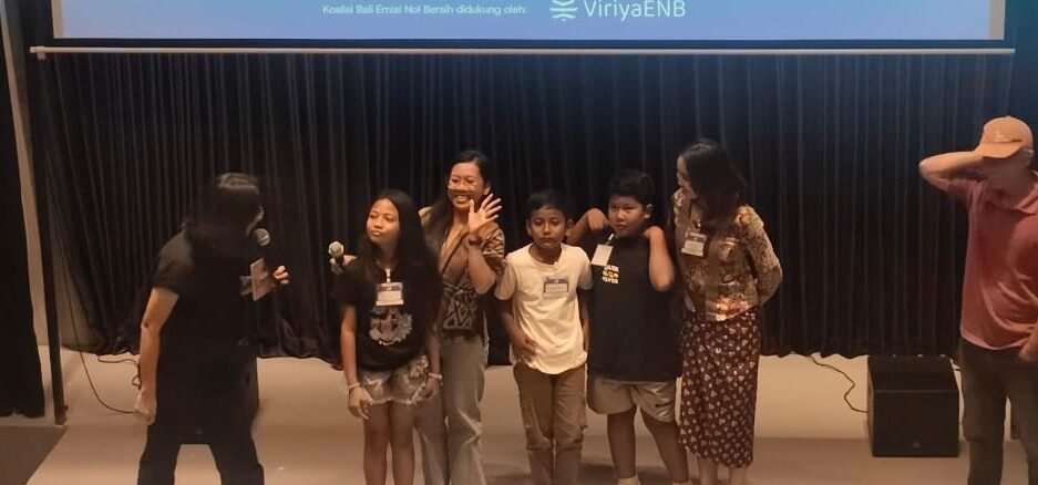 Produser Film Where The Sun is Harvested (Memanen Matahari) Dian Suryantini bersama ketiga pemeran anak saat screening film di Festival Rakyat Pekan Iklim Bali 2026