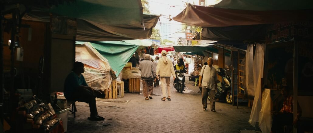 Caption foto: Ilustrasi warung di sebuah pasar. (Foto: David Kristianto/Unsplash)