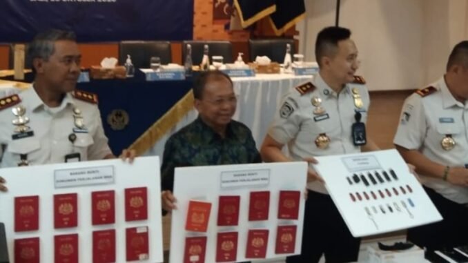 Gubernur Bali Wayan Koster (2 dari kiri) turut hadir dalam jumpa pers terkait pengungkapan markas pinjol di Bali - IST