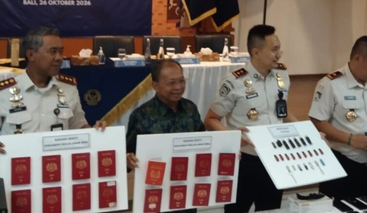 Gubernur Bali Wayan Koster (2 dari kiri) turut hadir dalam jumpa pers terkait pengungkapan markas pinjol di Bali - IST