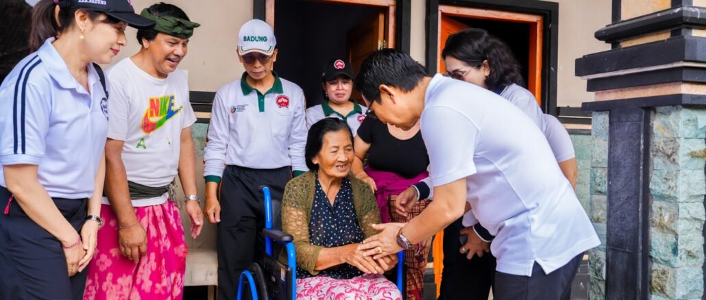 Bupati Wayan Adi Arnawa bersama Ketua K3S Kabupaten Badung Nyonya Rasniathi Adi Arnawa menyerahkan bantuan kursi roda dan paket sembako di Kecamatan Petang, Jumat (30/10) - IST