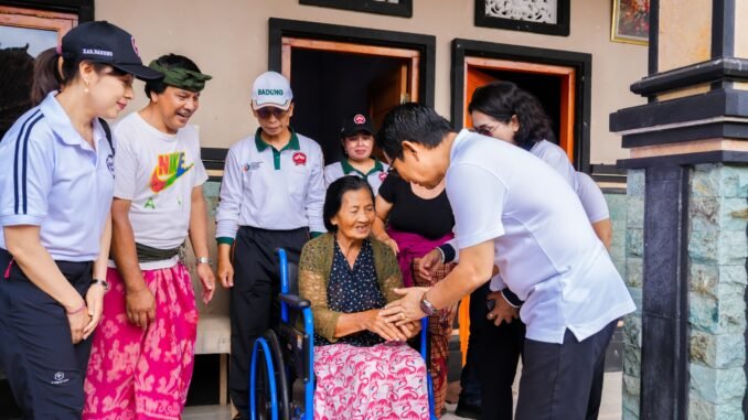 Bupati Wayan Adi Arnawa bersama Ketua K3S Kabupaten Badung Nyonya Rasniathi Adi Arnawa menyerahkan bantuan kursi roda dan paket sembako di Kecamatan Petang, Jumat (30/10) - IST