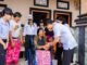 Bupati Wayan Adi Arnawa bersama Ketua K3S Kabupaten Badung Nyonya Rasniathi Adi Arnawa menyerahkan bantuan kursi roda dan paket sembako di Kecamatan Petang, Jumat (30/10) - IST