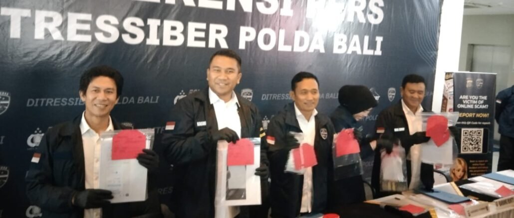Konferensi pers di Kantor Ditressiber Polda Bali, di Denpasar, Rabu (21/10) - KAD