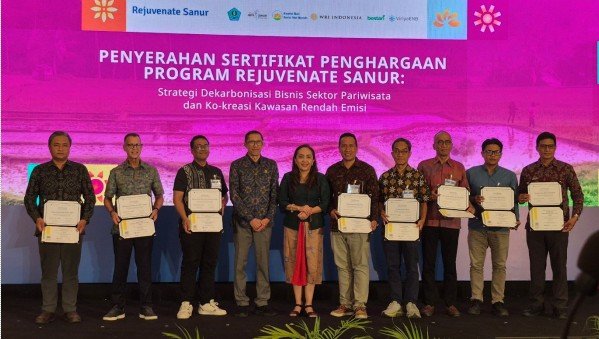 Pemberian penghargaan untuk perwakilan 8 hotel yang mengikuti program Rejuvenate Sanur - IST