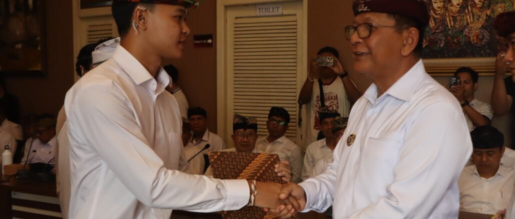 Bupati Buleleng I Nyoman Sutjidra saat melantik dan mengambil sumpah jabatan sebanyak 7 Aparatur Sipil Negara (ASN) di lingkungan Pemerintah Kabupaten Buleleng, Jumat (2/10) bertempat di Ruang Rapat Lobby Atiti Wisma Kantor Bupati Buleleng - IST