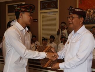 Bupati Buleleng I Nyoman Sutjidra saat melantik dan mengambil sumpah jabatan sebanyak 7 Aparatur Sipil Negara (ASN) di lingkungan Pemerintah Kabupaten Buleleng, Jumat (2/10) bertempat di Ruang Rapat Lobby Atiti Wisma Kantor Bupati Buleleng - IST