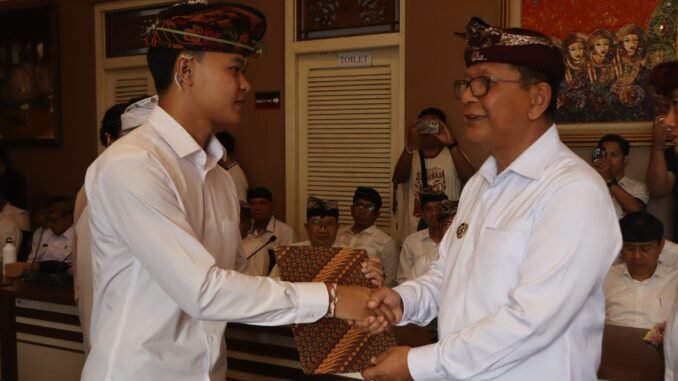 Bupati Buleleng I Nyoman Sutjidra saat melantik dan mengambil sumpah jabatan sebanyak 7 Aparatur Sipil Negara (ASN) di lingkungan Pemerintah Kabupaten Buleleng, Jumat (2/10) bertempat di Ruang Rapat Lobby Atiti Wisma Kantor Bupati Buleleng - IST
